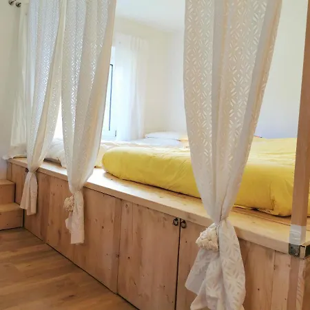 Hostdomus - City Hall Suites شقة